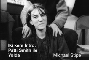 MICHAEL STIPE - İKİ KERE INTRO PATTI SMITH İLE YOLDA - Görsel 1