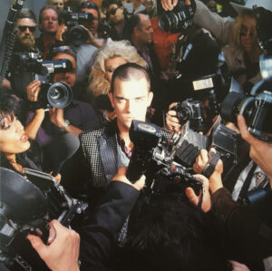 ROBBIE WILLIAMS - LIFE THRU A LENS - Görsel 1